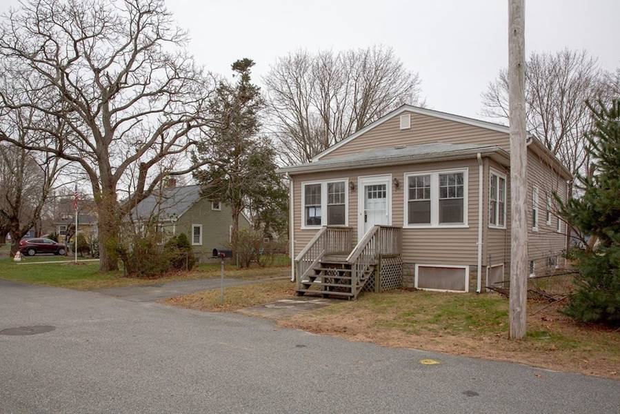 12 Holyoke Ave, Warwick, RI 02889