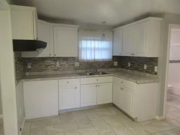 Holyoke, MA 01040,137 N East St