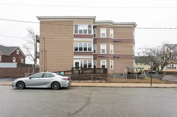 40 Dracut St, Lowell, MA 01854