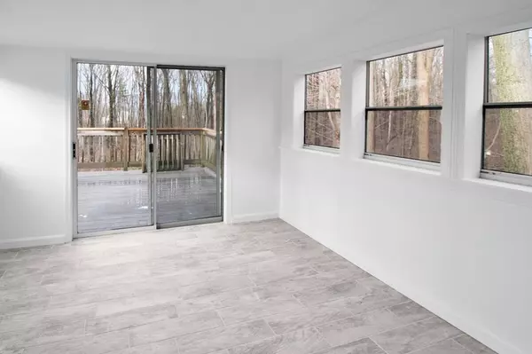 Sutton, MA 01590,3 Colonial Rd