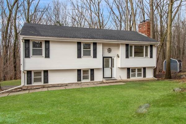 3 Colonial Rd, Sutton, MA 01590