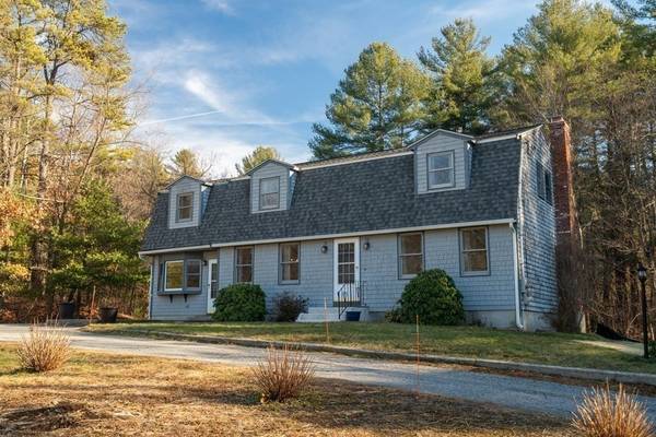 54 Grove St, Upton, MA 01568