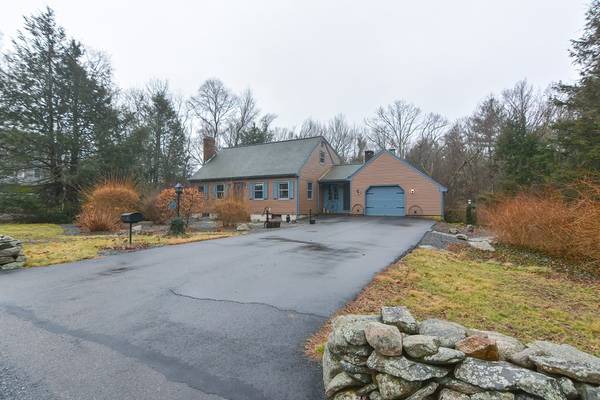 15 Villa Dr, Foxboro, MA 02035