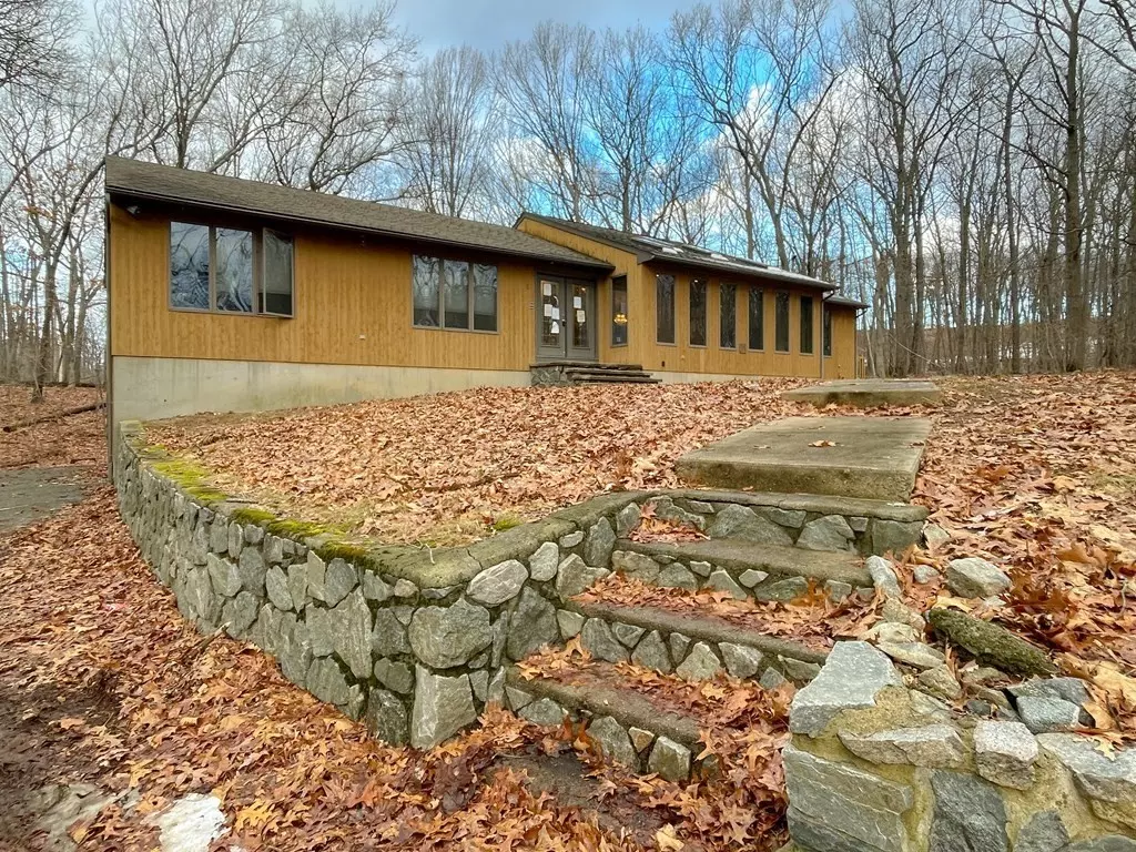 Johnston, RI 02919,8 Falcon Crest Dr