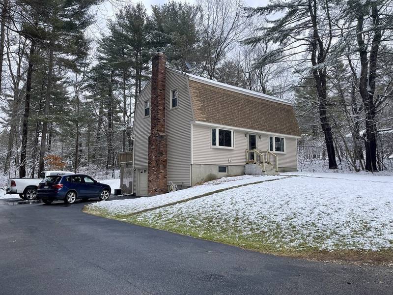 2 Field Dr, Sturbridge, MA 01566