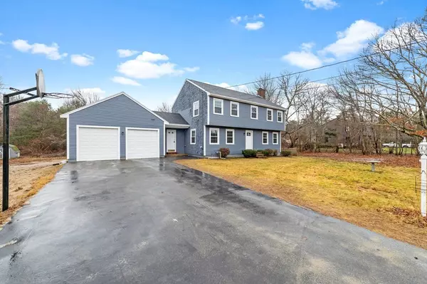 22 Staples Shore Rd, Lakeville, MA 02347