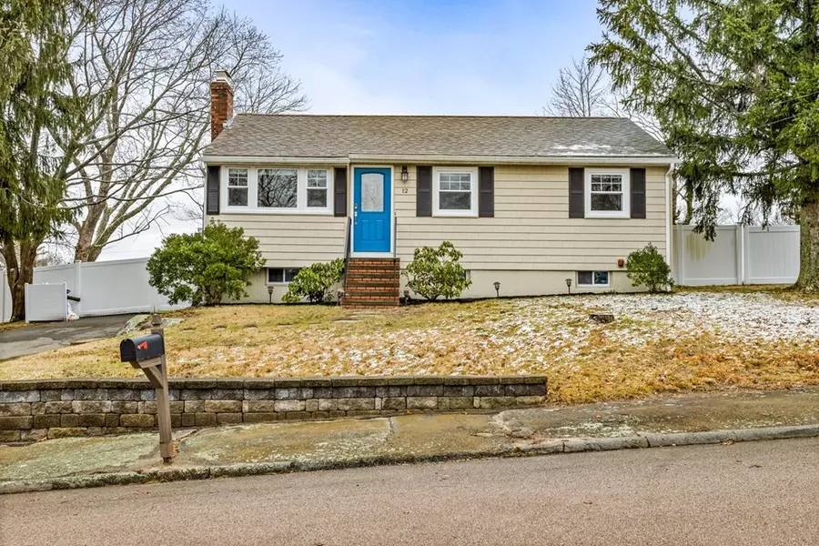 12 Worcester Pl, Holbrook, MA 02343