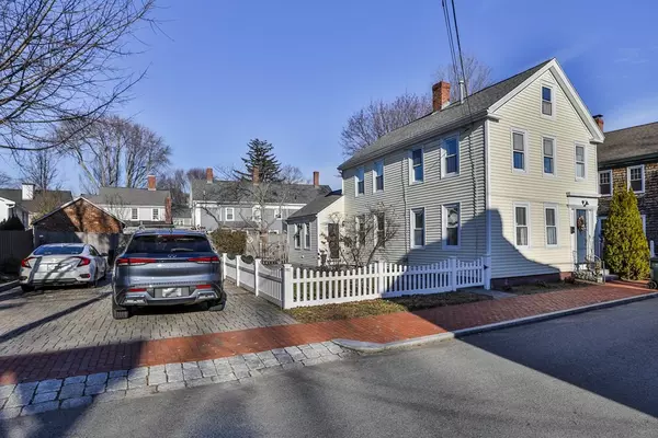 28 Dove St #1, Newburyport, MA 01950