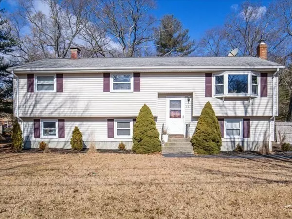 107 Lakeview Dr, Raynham, MA 02767