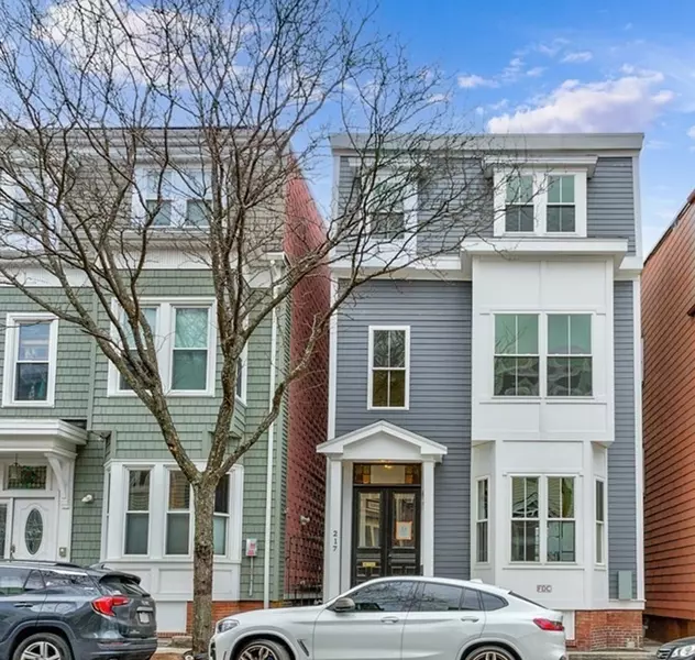217 Lexington St #1, Boston, MA 02128