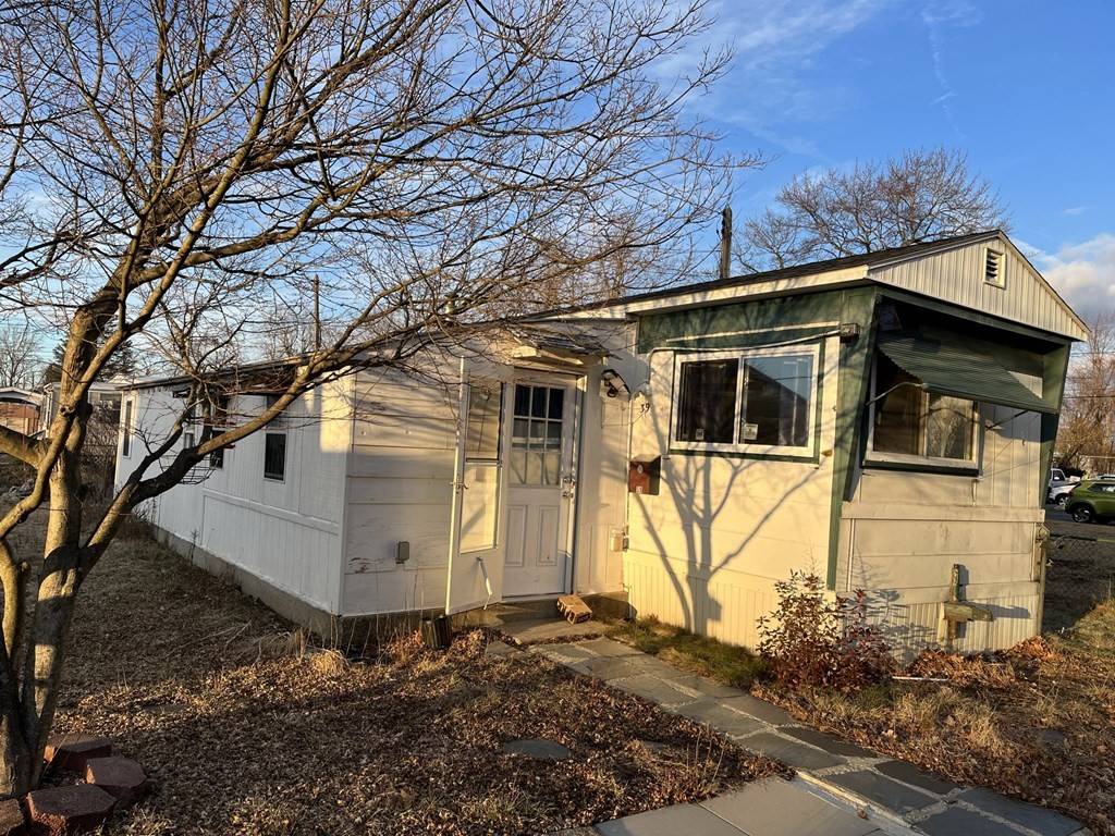 39 Mobile Home Way, Springfield, MA 01119