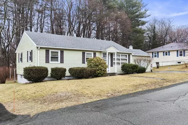 Uxbridge, MA 01569,15 Pine Grove Cir