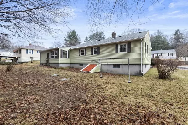 Uxbridge, MA 01569,15 Pine Grove Cir