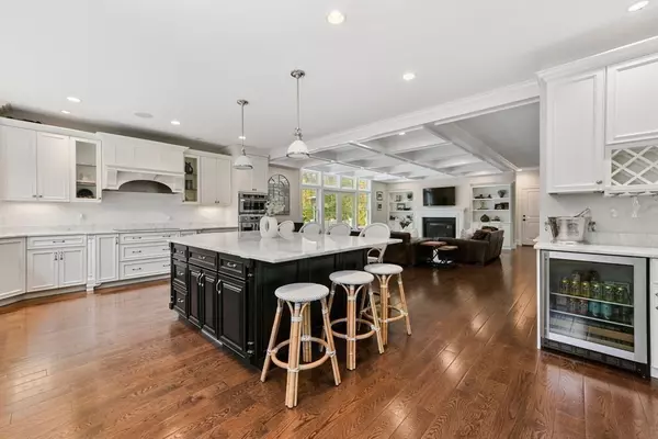 Hingham, MA 02043,4 Fox Run Way