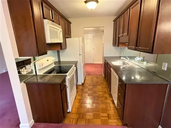 Needham, MA 02492,1202 Greendale Ave #132