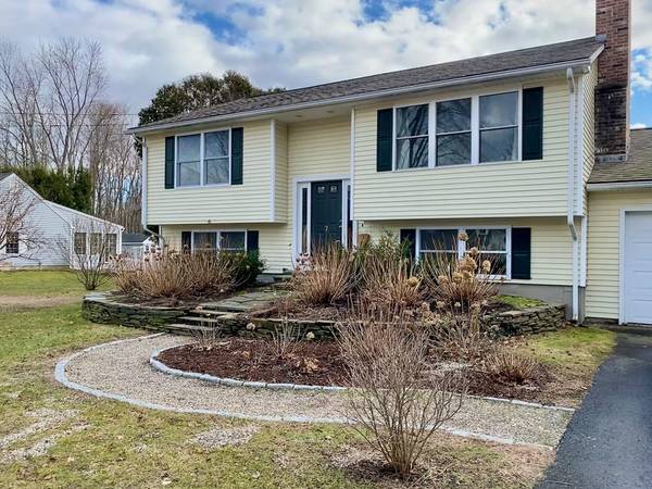 7 Arrowhead Dr, Hadley, MA 01035