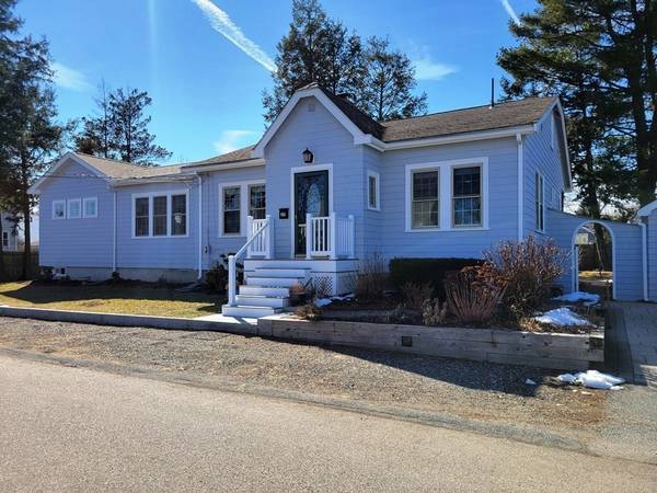 37 Woodlawn St, Dedham, MA 02026