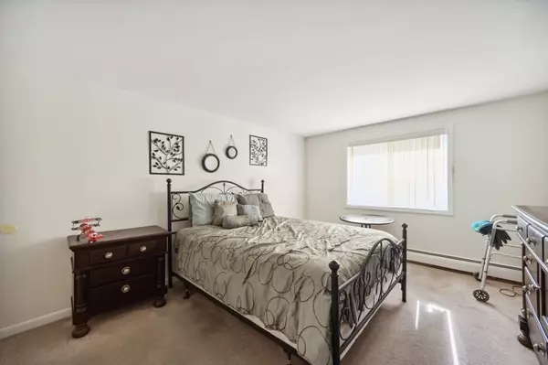 Gloucester, MA 01930,145 Essex Ave #512