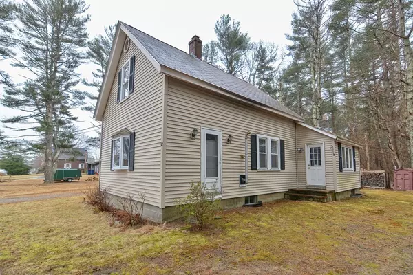 12 Doty St, Wareham, MA 02576