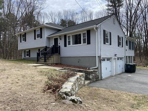 19 Colonial Dr, Dracut, MA 01826