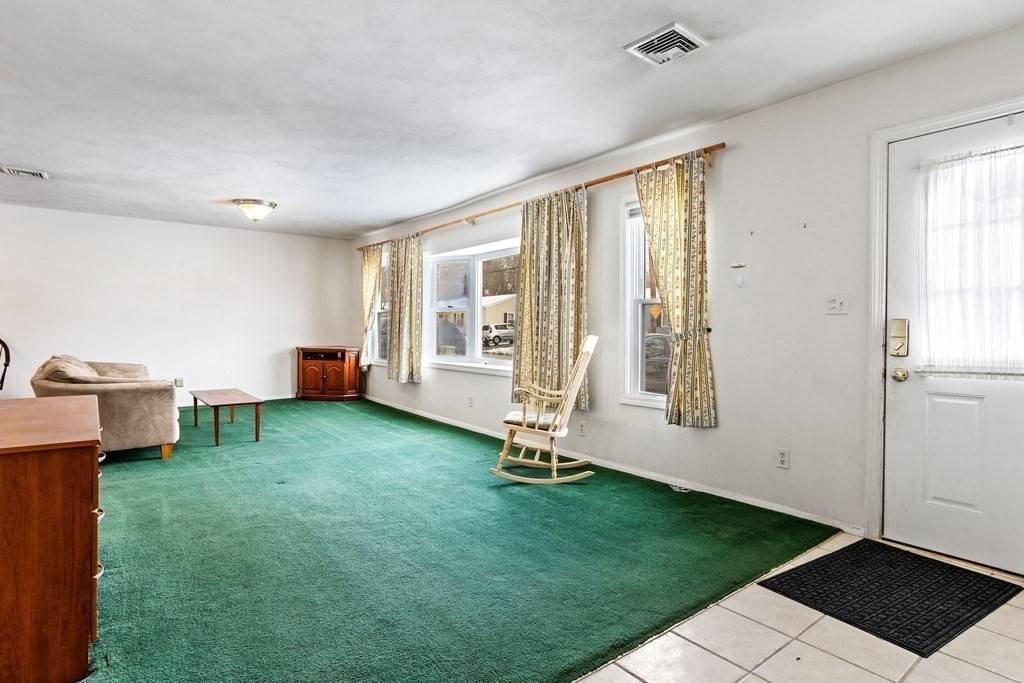 Lowell, MA 01854,44 Lisa Ln