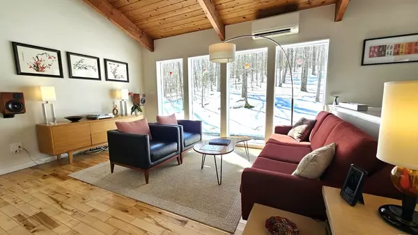 Pelham, MA 01002,28 Butterhill Rd