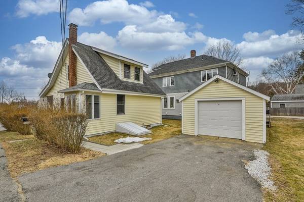 Amesbury, MA 01913,9 Pine St