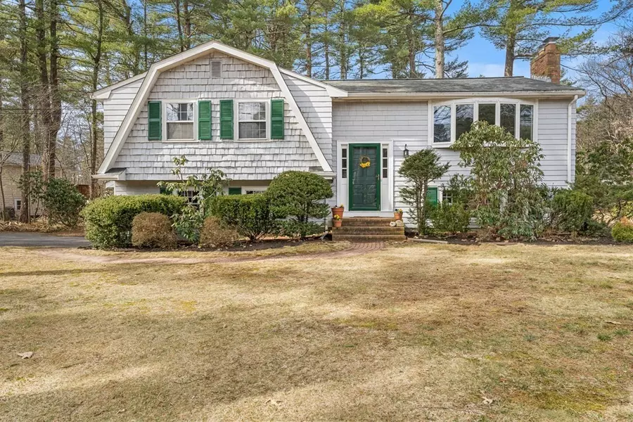 17 Lantern Lane, Medfield, MA 02052