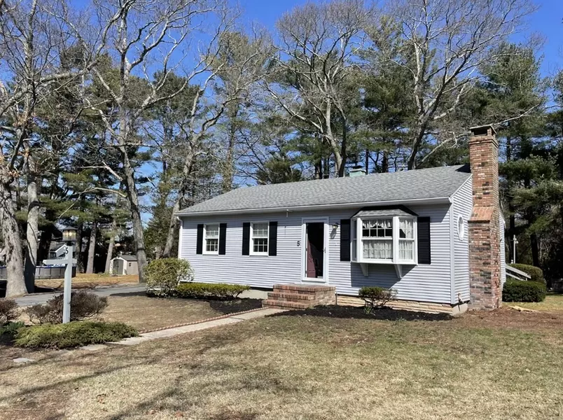 5 Pershing Ave, Acushnet, MA 02743