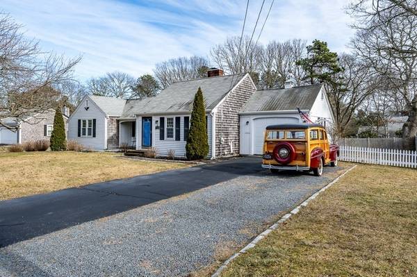 Yarmouth, MA 02664,27 Capt Chase Rd