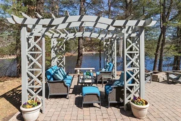 Pelham, NH 03076,13 Melissa Cir