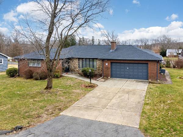 17 Oakridge St, Ludlow, MA 01056