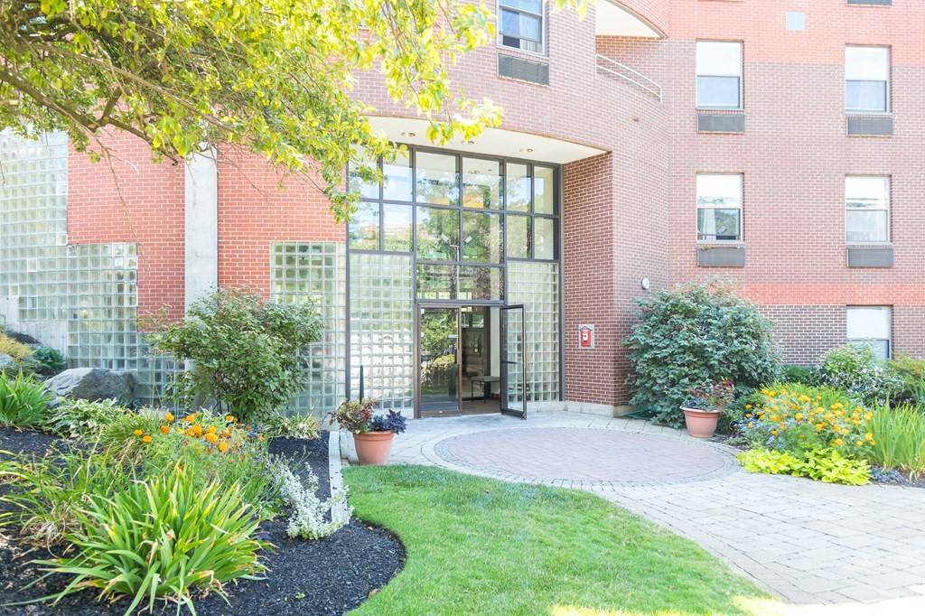 1 Loring Ave #402, Swampscott, MA 01907