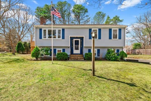 7 Yankee Dr, Yarmouth, MA 02664