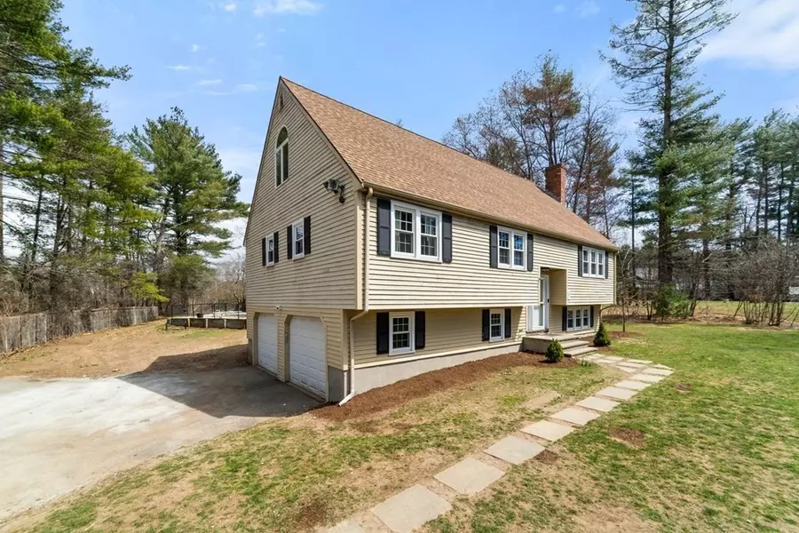 4 W Pine Dr, Walpole, MA 02081