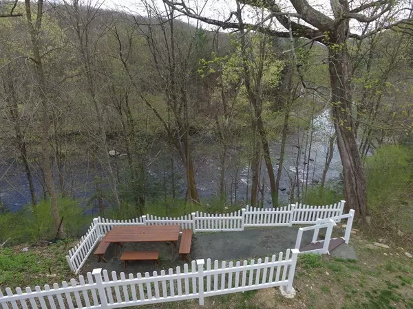 Russell, MA 01071,1104 Huntington Rd