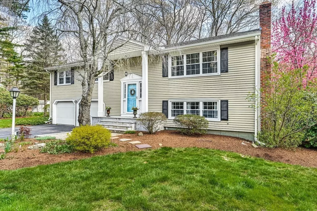 Medfield, MA 02052,3 Camelot Ln