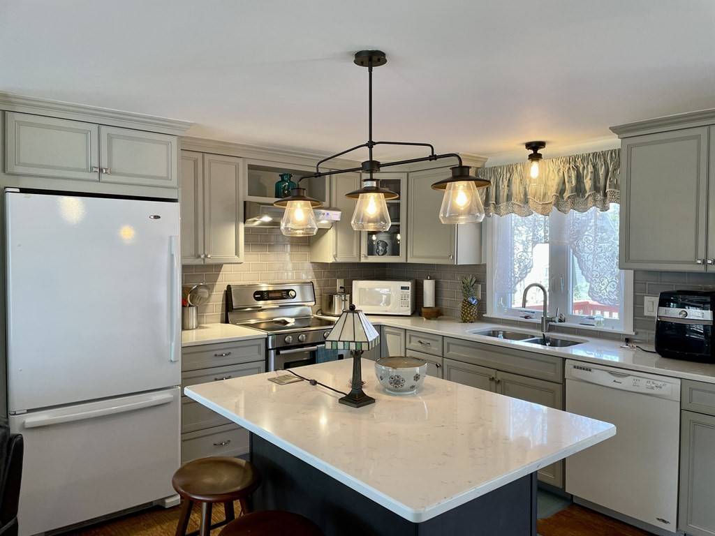 Falmouth, MA 02536,13 Holly Ln