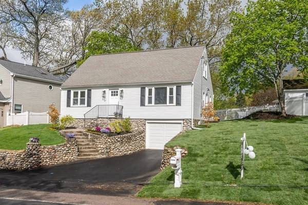 17 Oakland St, Medway, MA 02053