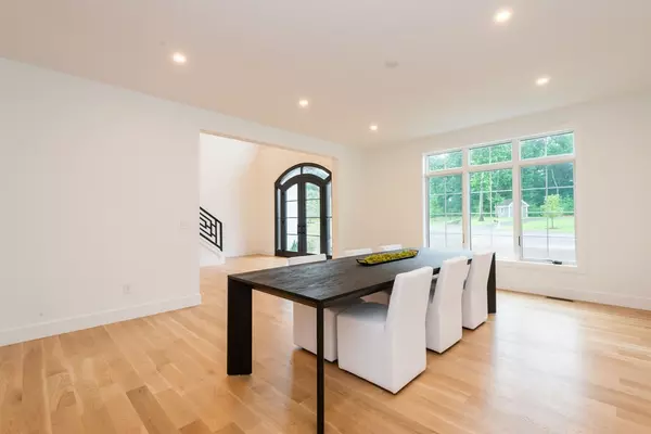 Middleton, MA 01949,32 E Meadow Lane