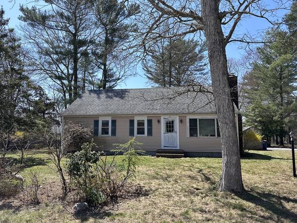 11 Ridgewood Rd, Mattapoisett, MA 02739