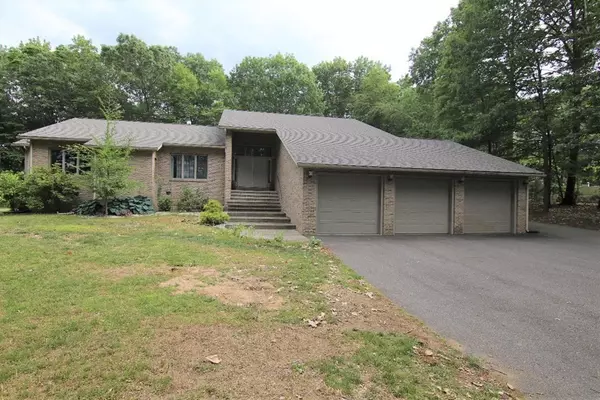 7 Reservoir Rd, Southwick, MA 01077