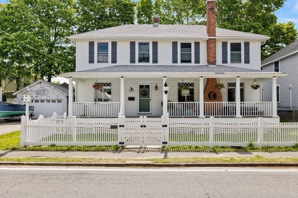 32 Walker St, Falmouth, MA 02540