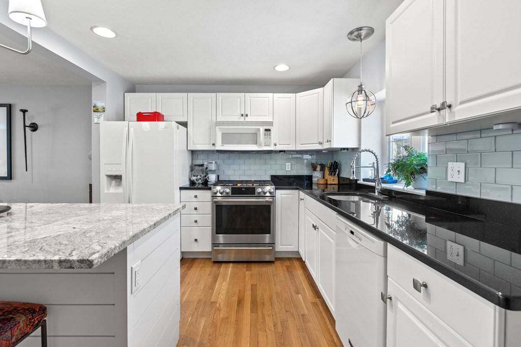Falmouth, MA 02540,174 Queen St #7B