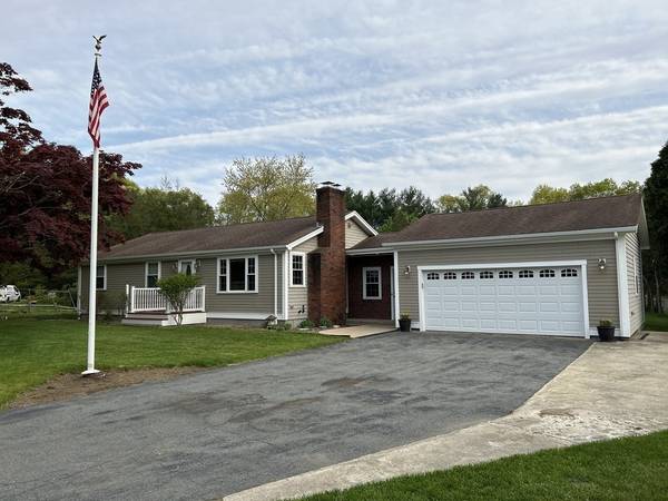 33 Winfield St, Freetown, MA 02717