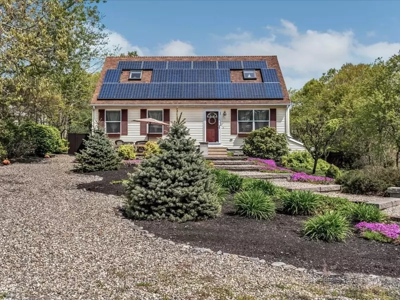 37 Coombs Ln, Mashpee, MA 02649