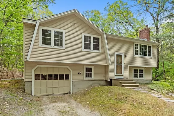 49 Shattuck St, Pepperell, MA 01463