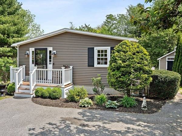 8 Crabapple Circle, Rockland, MA 02370