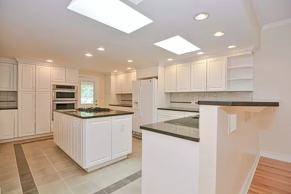 Wellesley, MA 02482,31 Woodfield Rd