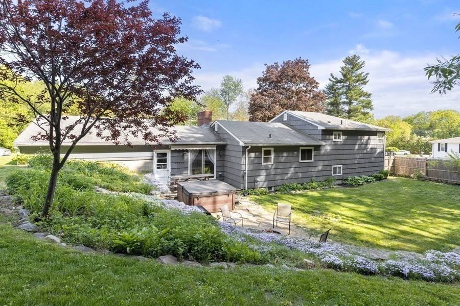 19 Sherwood Hill Dr, Holden, MA 01520